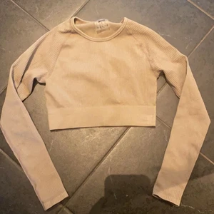 Aim’n träningströja - Säljer denna ribbade träningströja från Aim’n i strl S. Knappt använd. Skriv till mig om du är intresserad💕