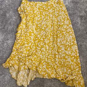 Fin gul kjol som man knyter, passar de flesta eftersom man kan spänna hyfsat hårt. Storlek m