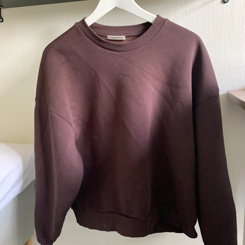 En brun sweatshirt från Gina inte alls använd 💗. Tröjor & Koftor.