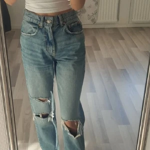 Coola jeans - Hej säljer ett par coola jeans från gina. Har högst kommit till användning 1-5💕