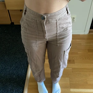 Cargo pants - Ganska slim fit cargo byxor från monki i storlek 32 med massor av bra och story fickor. Säljer pga har två och behöver bara ett par  