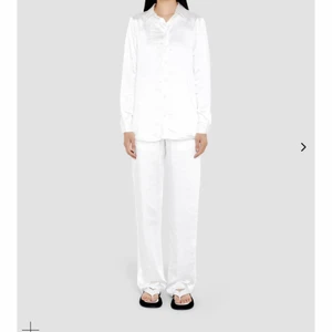 SundarBay set - Säljer mitt helt oanvända set från SUNDARBAY då det inte kom till användning nu under studenten, passar lika bra på festen som hemma! skjortan i strl S och byxorna i strl 14🌼