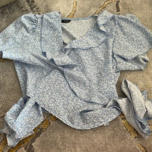 Knytbar topp - Ny knytbar topp från shein, storlek M