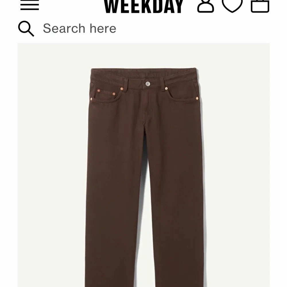 Säljer dessa trendiga lågmidjade arrow jeansen från weekday, köpta för 500 kr och har använt dem nån enstaka gång säljer pågrund av att de är aningen för korta för mig💕. Jeans & Byxor.