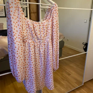 Sommarklänning - En jättegullig klänning från NA-KD, perfekt till midsommar