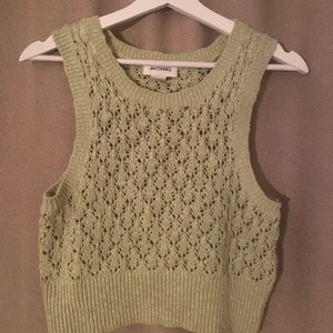 Västtopp - Så cool och fin grön västtopp från Monki, perfekt till sommaren. Endast testad, därav superbra skick! Skriv privat om du har några frågor🤗💓 (Obs. Färgen är grönare än på bilderna) 