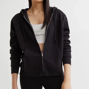 Svart hoodie med dragkedja - Divided munkjacka i svart. 