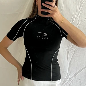 T-shirt från Axel Arigato - Supercool sportig t-shirt fråb Axel Arigato, aldrig använd och alltså i nyskick! Stl stl 36/38, köparen står för frakten :)