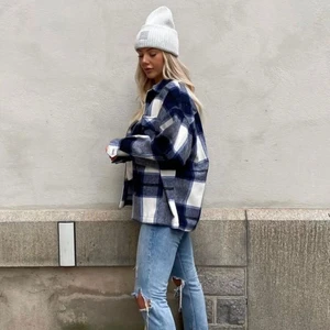 Zara jacka - Nyskick!  Säljer rutig jacka från Zara som aldrig blivit använd💙 pris kan diskuteras  (Inte mina bilder)