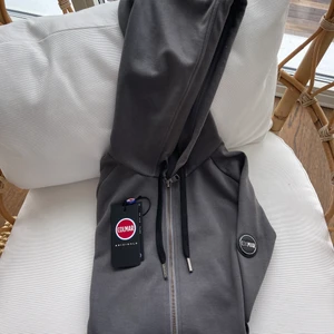 Colmar  - Säljer nu min Colmar hoodie som näst intill aldrig använts. Storlek S. Skick 9/10. Nypris 1500kr, mitt pris 700kr