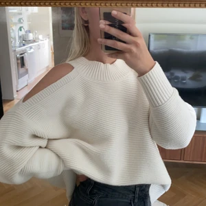 Stickad tröja fr Zara - I superfint skick! Jättemysig lite oversize tröja. Cut outs vid axlarna (så smickrande!). Storlek M men funkar även på xs/s (som jag har).