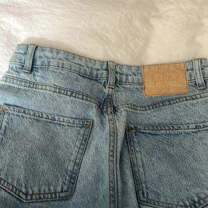 Zara jeans  - Säljer dessa populära jättefina blåa Zara jeansen som är andvända 1 gång och säljs pga för små. 