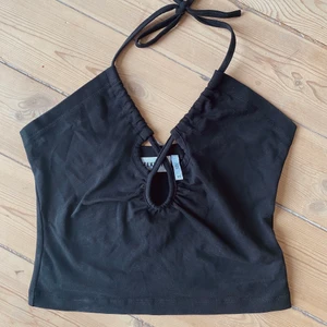 Weekday svart halterneck strl xs - Använd en gång! Storlek xs men känns som en s. Inköpspris 250kr