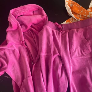 Rosa juice couture - Säljer mitt rosa juice couture ingen fel,sönder  byxor m och tröja s