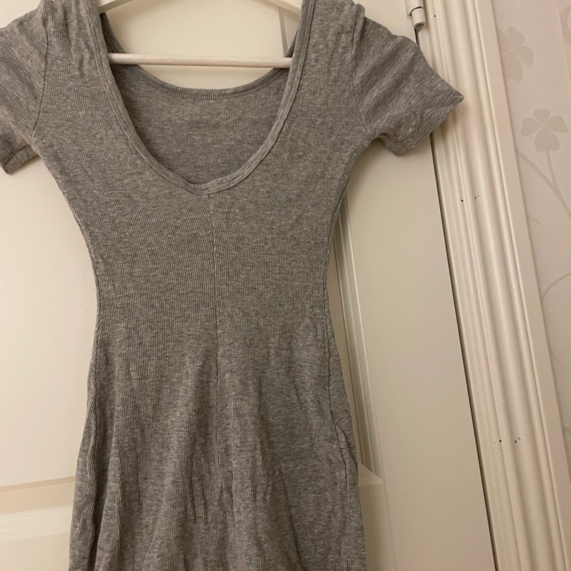 Grå enkel klänning - 90