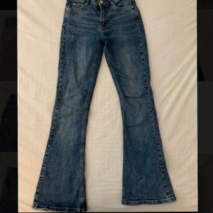 lowwaist Bootcut jeans⚡️ - Snygga bootcut jeans som jag växt ur, strolek xs och köpta på ginatricot. Köpta för 499, säljer för 150kr. Använda sparsamt och det finns inga defekter på att de är använda💞