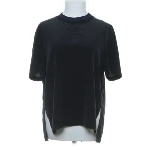 Fendi top storlek 42 - Fendi topp i storlek 42, silke. Köpt på Sellpy, har själv aldrig användt den. Inga tydliga tecken på användning. 