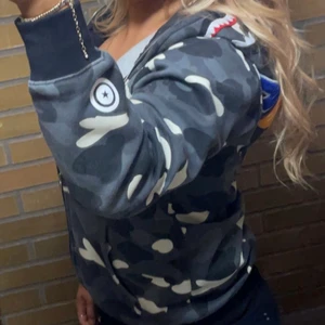Bape - Bape kofta. Strl L, Passar S/M typ liten M. Säljer för jag inte gillar hur den sitter, gillar mer oversized. Priset är frf 900kr. Öppen för byten till juicy strl M-L eller svart/beige kort kappa💗