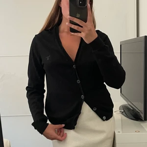 Kofta från Gant - Svart kofta från gant. Fin kvalitet, mjuk och skön. Storlek M.