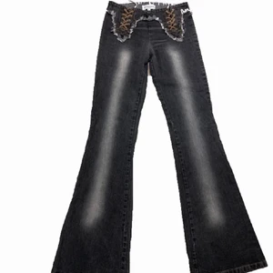 Jeans - Jeans som TYVÄRR var för små, så så snygga och unika!!!! 34cm rätt över, 86cm innerbenet