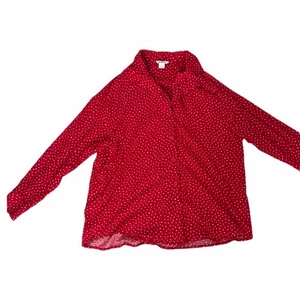 Röd skjorta  - Köpte den för några månader sen från Monki. Jätte skön mjukt material och super luftig. Tyvärr så kommer den nästan aldrig till användning (väldigt bra skick)