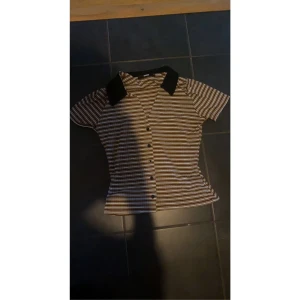 Söt Randig T-Shirt med svart krage  - Storleken är M men skulle definitivt även passa S 