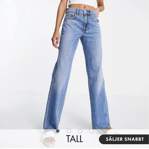 lågmidjade jeans som säljer slut jämt❣️ - dessa jeansen är använda endast 3 gånger och är som helt nya. de är raka i benen och har en lagom låg midja🤍 jag har även klippt en slits på insidan utav vardera ben för att de ska se lite roligare ut! säljer för att de inte sitter som jag önskat på mig❣️❣️