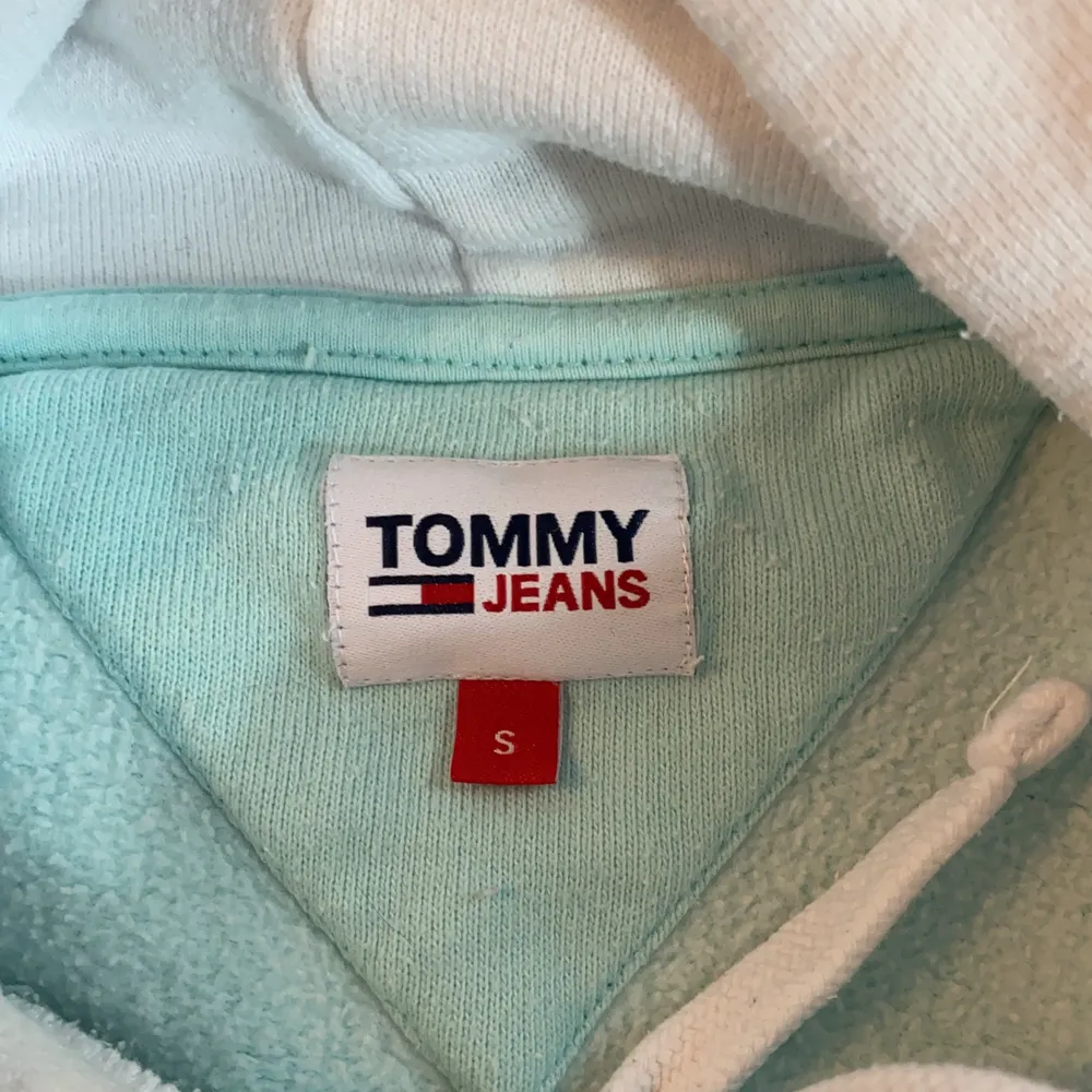 En Tommy Hilfiger hoodie. Nypris var 1800kr, säljer för 900kr. Dma med mig ifall ni har några frågor❤️. Övrigt.