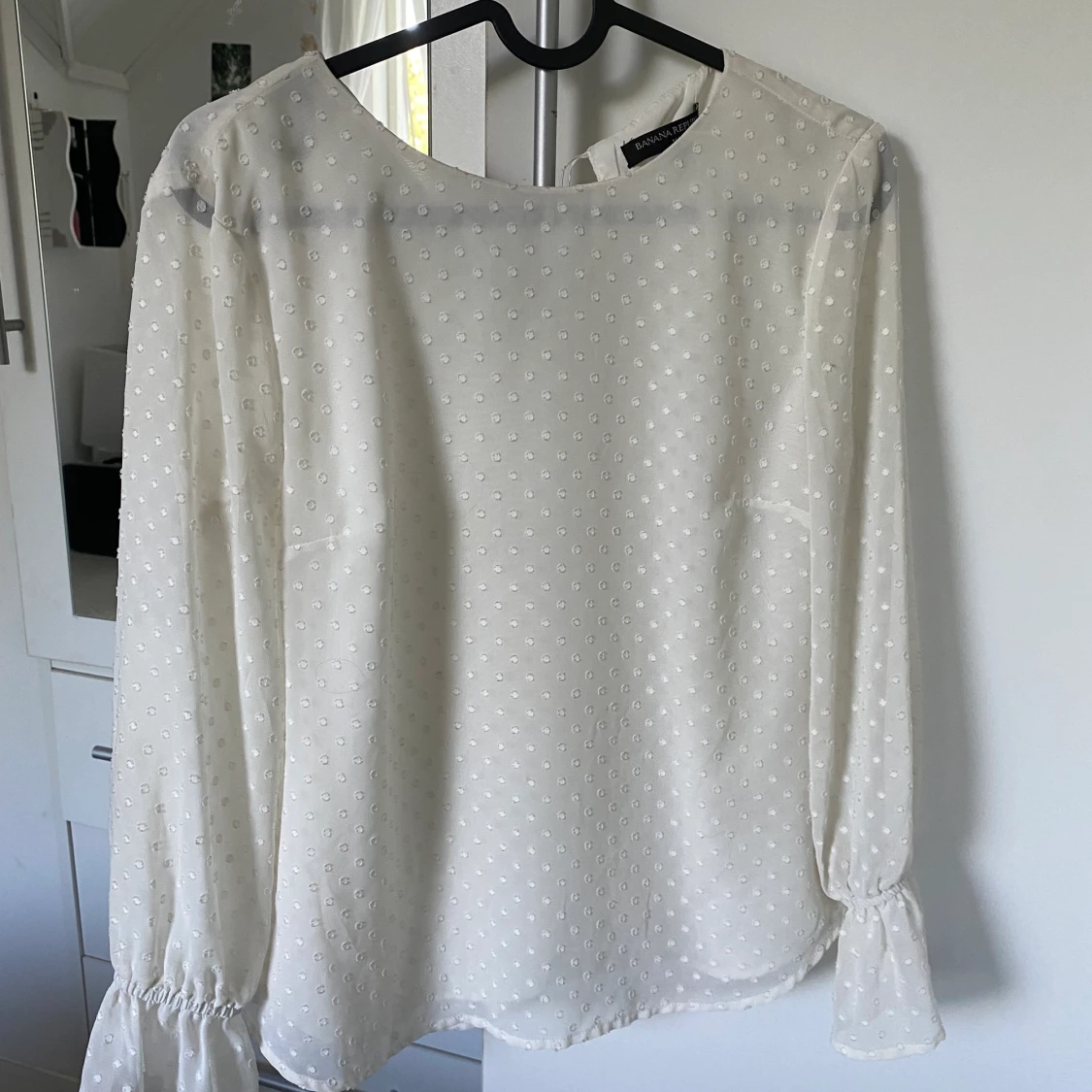 Vit blus med prickar  - 90