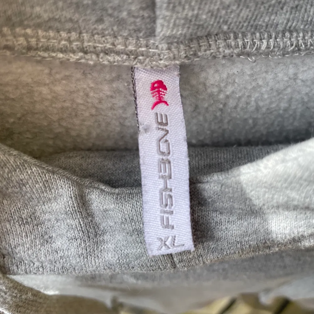 Grå hoodie med gulligt litet tryck på fickan. Köpt på loppis och använd ett fåtal gånger (säljer pågrund av att den inte används). Det står XL men är mer som S-M. Tryck inte på köp nu!. Hoodies.