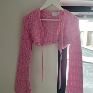 Topp från asos - Säljer denna rosa toppen som är oanvänd pga för liten för mig i bysten. Storlek 38 men liten i storleken. Säljer för 150+ frakt eller köp direkt för 200+frakt 