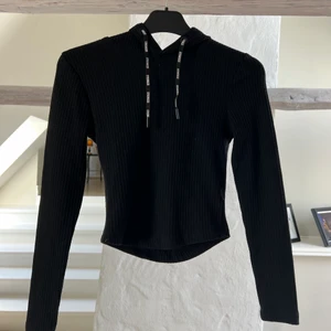 Stronger träningströja - En jättesnygg och super skön träningströja från stronger. Svart med luva där bak. Säljer den då den inte kommer till användning. 🖤