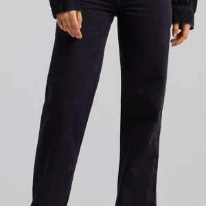 Bershka Jeans the high waist straight - Ett par svarta jeans som jag beställt för ett tag sen och som aldrig kommit till användning då de är lite för stora. Meddela för egna bilder!