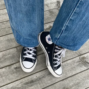 Converse Cuck Taylor Höga Svarta Sneakers - Säljer mina svarta höga Converse strl. 39 pga för små. Varsamt använda, bra skick. Skriv för fler bilder, priset kan också diskuteras💓 (köpare står för frakt)