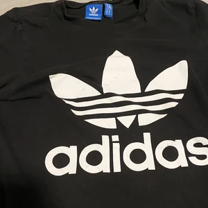 Adidas  - En svart adidas t-shirt 
