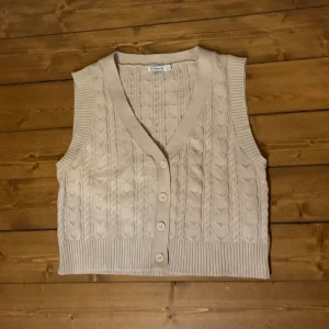 Jättefin beige väst🤎 - Fin beige väst från Stradivarius.🤎 Aldrig använd och är i bra skick!
