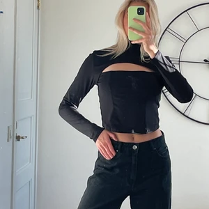 Supersnygg Svart Cut-out Top!  - Basic men ändå extra <3 Stretchig och skön! Även bra skick. 