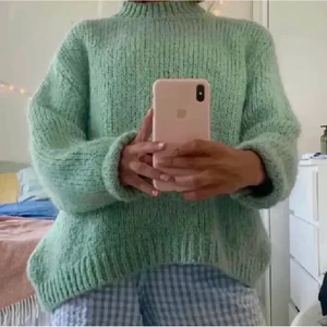 Stickad tröja - Köp direkt 300!! Oversized stickad tröja från zara som inte säljs längre. Använd max tre ggr och absolut inga defekter. Passar xs-m. TRYCK INTE PÅ KÖP KNAPPEN 