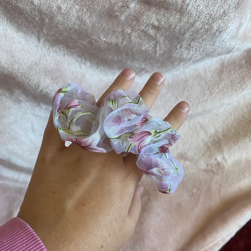 Den är ganska andvänd o väldigt sommar aktigt💗🌞. Asusteet.
