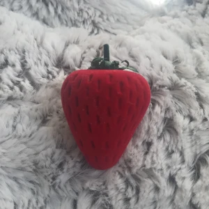Jordgubbs ask - En jätte fin jordgubbe där man kan lägga saker i. Använde ringe längre😁
