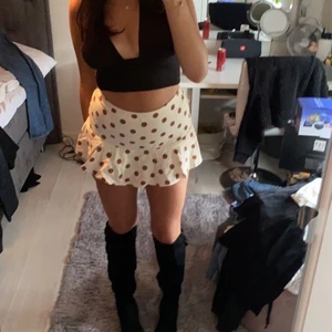 Kjol strl M - Prickig mini kjol från zara, med inbyggda shorts fram och baksida. Kjolen finns inte kvar på hemsidan då jag köpte den förra året men aldrig använt den. 150 + frakt💕
