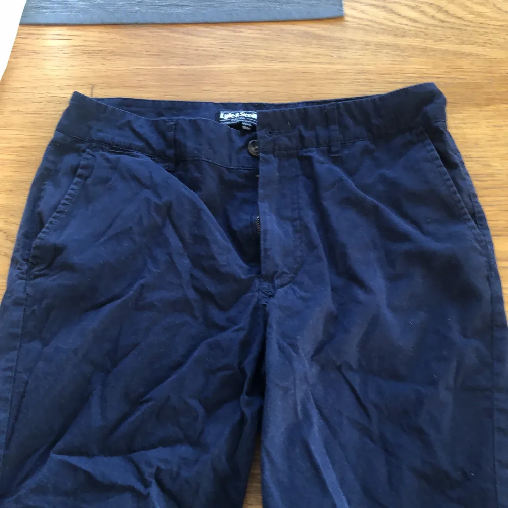 Mörk blå fin shorts från lyle & scott Passar en 14-15 år gammal ”smalare” kille. Shorts.