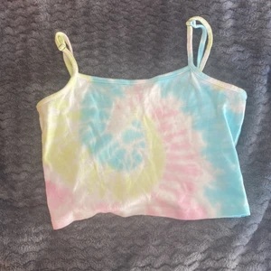 Linne lite kortare - Ett linne som är lite kortsre kommer från H&M i storlek s. Använd några gåner.⭐️😎