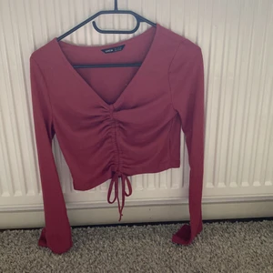 Köpt från SHEIN använd fåtal ggr tvättad. - En tröja som inte har kommit till användning köpt för ca 109 kr säljer för 70kr.❤️❤️