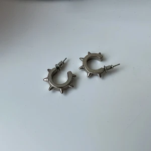 Örhängen  - Silvirga örhängen med nitar på.