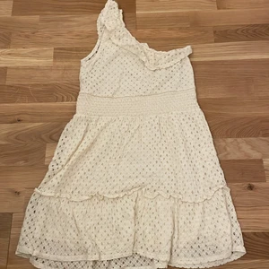 Krämvit klänning med en ärm - En krämvit klänning med en ärm från Mango. Storlek: L 