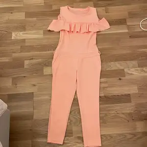 En rosa jumpsuit som är köpt utomlands. Storlek: S