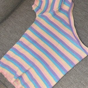 Randig topp - En super gullig topp💚💜💛❤️💗 Randig med snedskuren arm. Använd ett fåtal gånger. Köpte den i Thailand så storleken är onesize men skulle säga att det passar S bäst. Säljer för 50kr plus frakt. 