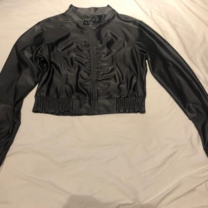 Jacka - Snygg jacka i kortare modell, passande för en utekväll 