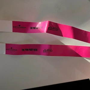 kallis "pink party" 30 juli - Säljer två stycken biljetter inför pink party Imorgon 30 juli. Köp direkt för 600kr båda biljetterna.